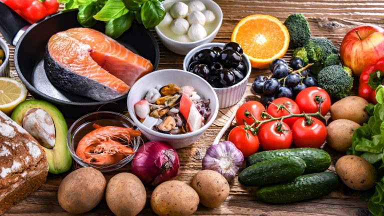 fruits et legumes mediterraneens poses sur table