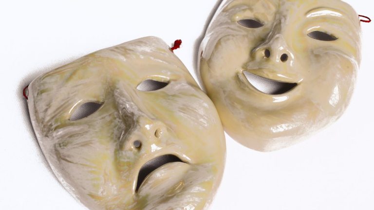 deux masques de visages souriant et triste