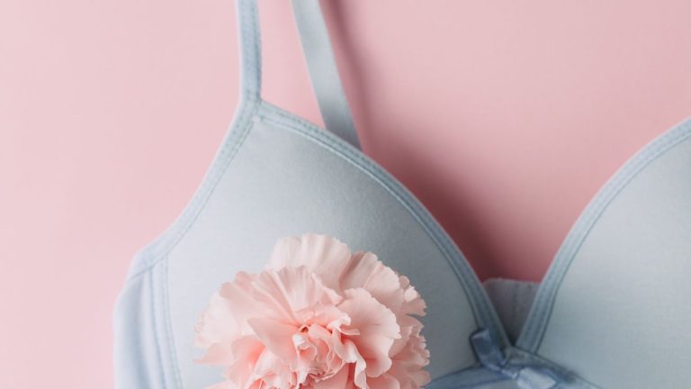 un soutien gorge avec fleur