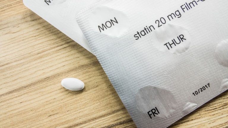tablette de medicaments avec ecrit statines