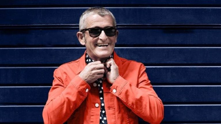 homme age habille jeune et souriant avec lunettes de soleil