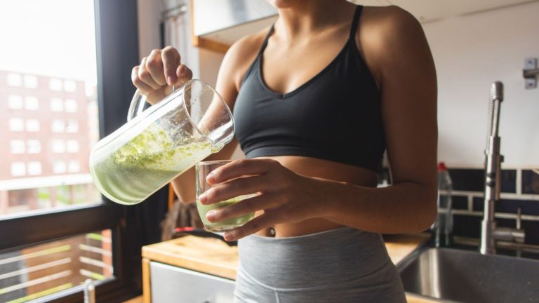femme sportive versant the detox