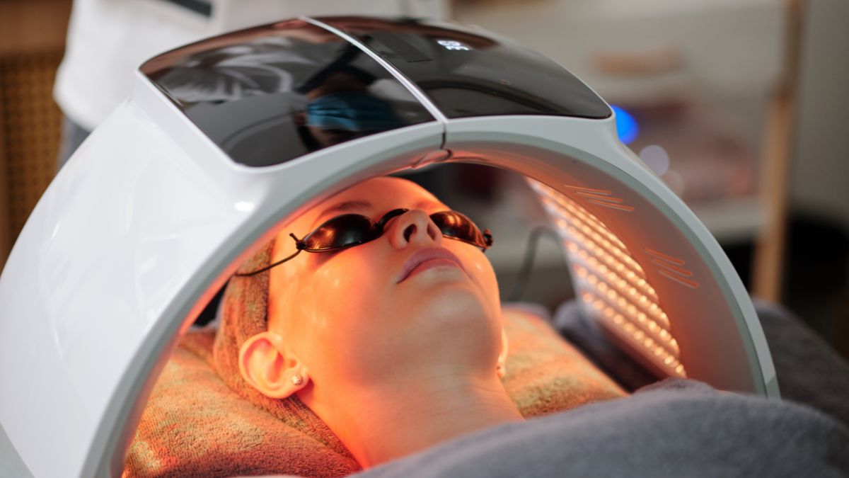 femme sous appareil de therapie par lumiere blanche