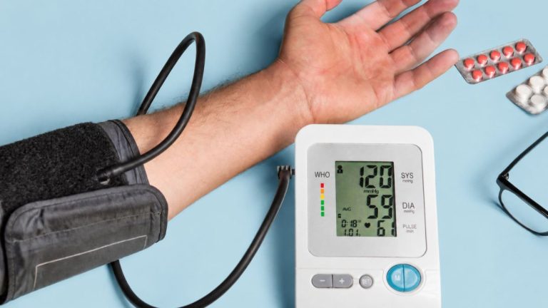 bras avec tensiometre et plaquette medicaments
